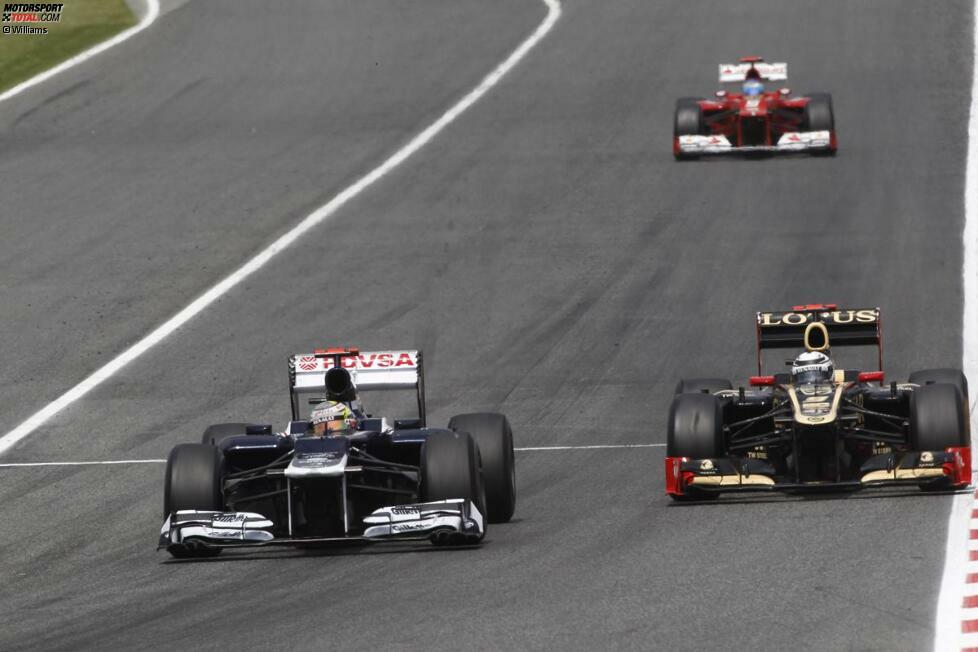 Lange Zeit kann Räikkönen Maldonados Speed mitgehen, irgendwann muss der 