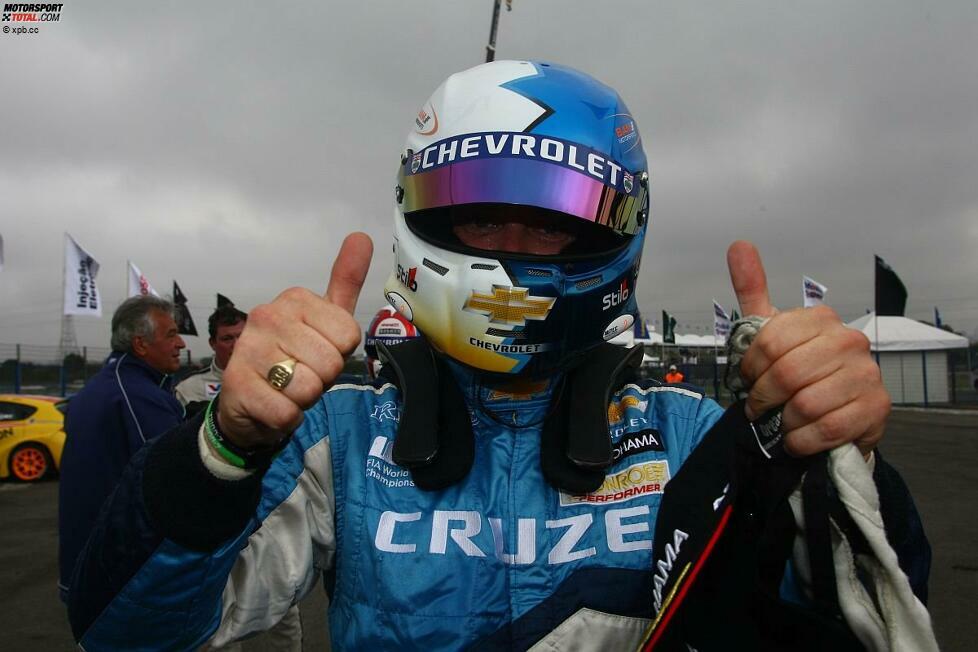 Chevrolet war auch 2011 im ersten Rennen in Curitiba siegreich, doch dieses Mal dank Rob Huff (Großbritannien). Der langjährige WTCC-Pilot behielt die Führung in der Gesamtwertung bis zum Europafinale in Valencia. Letztendlich beendete er die Saison 2011 knapp geschlagen auf Platz zwei.
