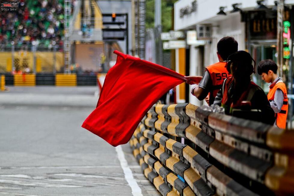 Und manchmal ist in Macao auch alles ganz schnell vorbei: Kaum eine Trainingseinheit vergeht, ohne dass die Streckenposten nicht mindestens einmal die rote Flagge zeigen müssen. Der Guia Circuit verzeiht eben keine Fehler. Und Auslaufzonen gibt es nicht...