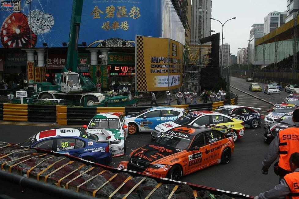 Die Rennen in Macao sind schließlich bekannt dafür, dass es in der ersten engen Kurve mehr Autos als Platz gibt. Stau - wie hier in der ersten Rennrunde - ist in Macao aber auch im normalen Straßenverkehr keine Seltenheit.