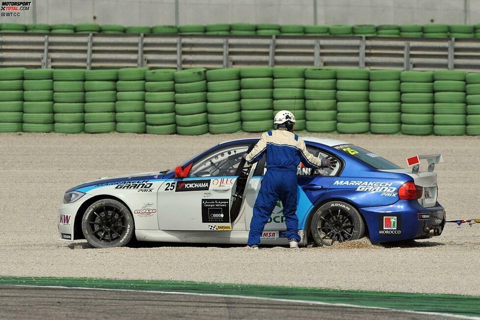 Im Gegensatz zu seinem WTCC-Rivalen blieb Mehdi Bennani (Proteam-BMW) jedoch im Kiesbett stecken. Nur mit Hilfe der Streckenposten und schwerem Gerät konnte der BMW wieder flottgemacht werden.