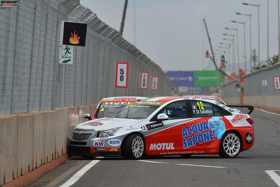 Aleksei Dudukalo (Lukoil-SEAT) und Pasquale di Sabatino (Bamboo-Chevrolet) lieferten sich beim Stadtrennen in Marrakesch ein Techtelmechtel, das für beide kein gutes Ende nahm.