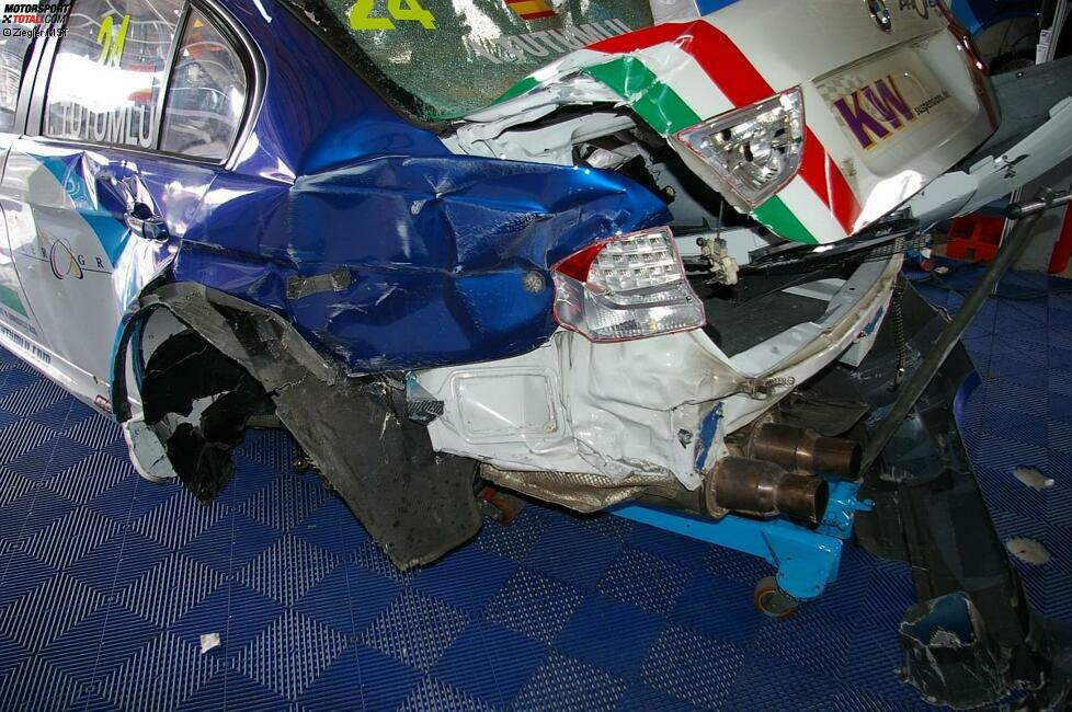 Was einmal ein BMW 320 TC war, sieht hier aus wie moderne Kunst. Isaac Tutumlu (Proteam-BMW) kehrte nach diesem Unfall, bei dem er unverletzt geblieben war, übrigens nicht mehr in die WTCC zurück.