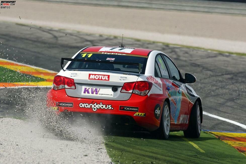 WTCC-Debütant Alex MacDowall (Bamboo-Chevrolet) auf Abwegen. Auf dem Circuit Ricardo Tormo gibt es wenigstens noch große Kiesbetten, die auf anderen Rennstrecken bereits Seltenheitswert haben.