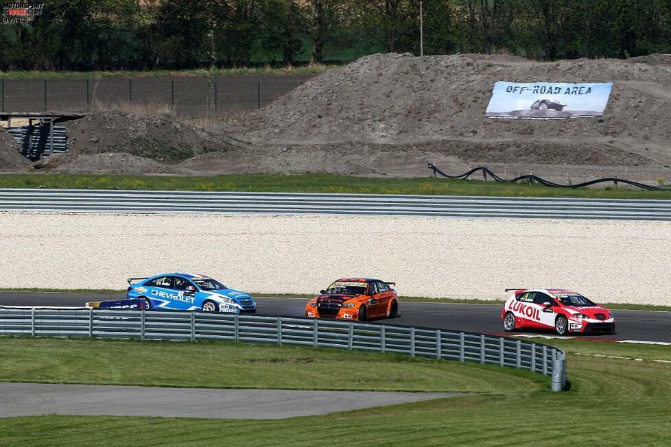 An gleicher Stelle übertrieb es Yvan Muller (Chevrolet) im Duell mit Norbert Michelisz (Zengö-BMW), der zuvor schon von Gabriele Tarquini (Lukoil-SEAT) um die Führung erleichtert worden war.