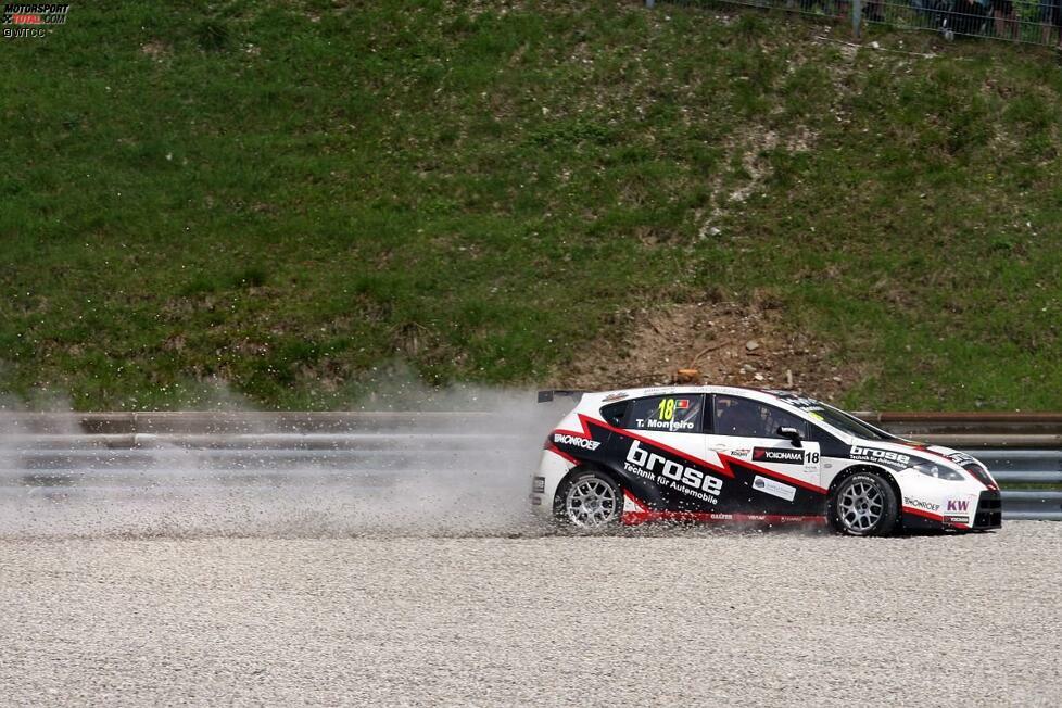 Tiago Monteiro (Tuenti-SEAT) machte sich am Salzburgring ein Bild von den großzügigen Auslaufzonen. Der Portugiese hatte - wie viele andere Piloten - einen Reifenschaden erlitten.