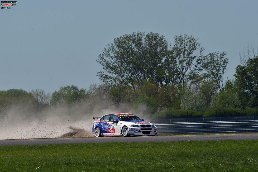 Charles Ng (Engstler-BMW) auf Abwegen. Der Rennfahrer aus Hongkong musste 2012 viele Strecken neu lernen und schoss dabei gelegentlich über das Limit hinaus. Hier am Slovakiaring, auf dem die WTCC erstmals gastierte.