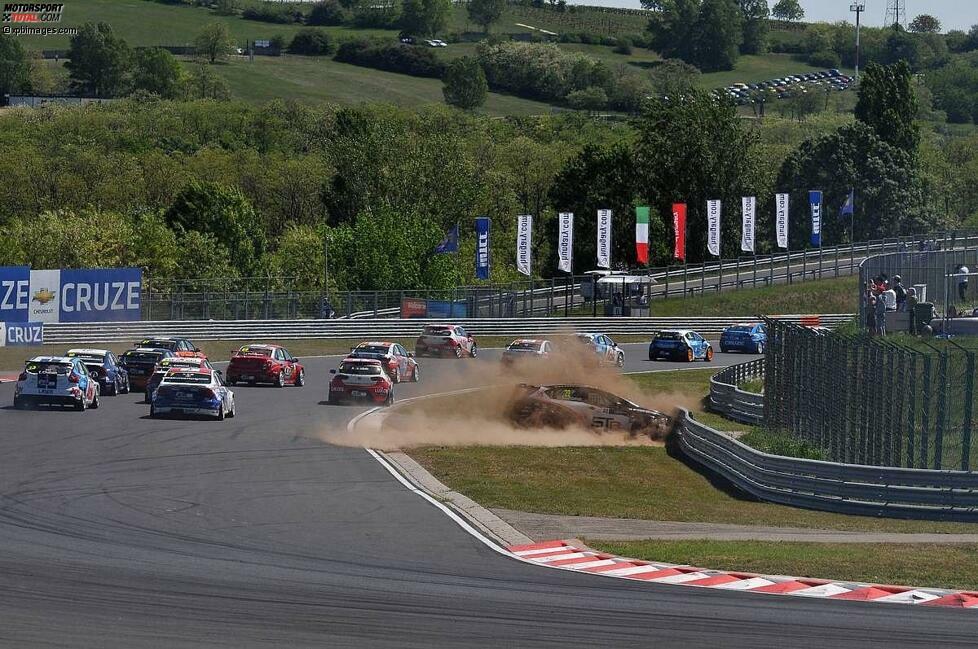 Bei der Premiere auf dem Salzburgring gab der SEAT-Dieselmotor seinen WTCC-Abschied. Und das auf eher unrühmliche Art und Weise: Tom Boardman (STR-SEAT) landete in der Startphase in der Streckenbegrenzung.