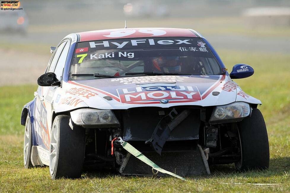 Wie sehr, das zeigt dieses Bild: Der BMW 320 TC von Charles Ng (Engstler-BMW) war nach dem Crash nicht mehr ganz taufrisch. Immerhin befanden sich danach noch alle vier Räder am Auto ...