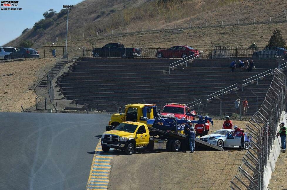 Das erste WTCC-Training in Sonoma war erst wenige Minuten alt, da mussten auch schon rote Flaggen gezeigt werden. Gastpilot Felice Tedeschi (Proteam-BMW) war abgeflogen und hatte sich überschlagen. Und das Foto täuscht: Der BMW 320 TC war ein Totalschaden. Colin Turkington hätte das Auto am Ende der Saison pilotieren sollen, doch daran war nach dem Unfall nicht mehr zu denken.