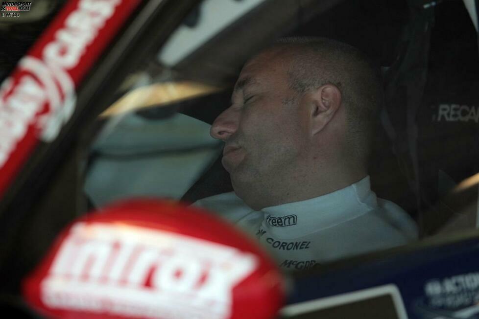 Tom Coronel (ROAL-BMW) gönnt sich in Budapest indes eine kleine Mittagsruhe. Natürlich in seinem Rennsitz. Und anscheinend scheint niemand sein Nickerchen zu stören ...