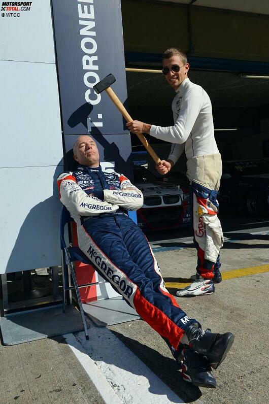 Tom Coronel (ROAL-BMW) schläft den Schlaf der Gerechten, seinem Teamkollege Alberto Cerqui (ROAL-BMW) sitzt der Schalk im Nacken. 