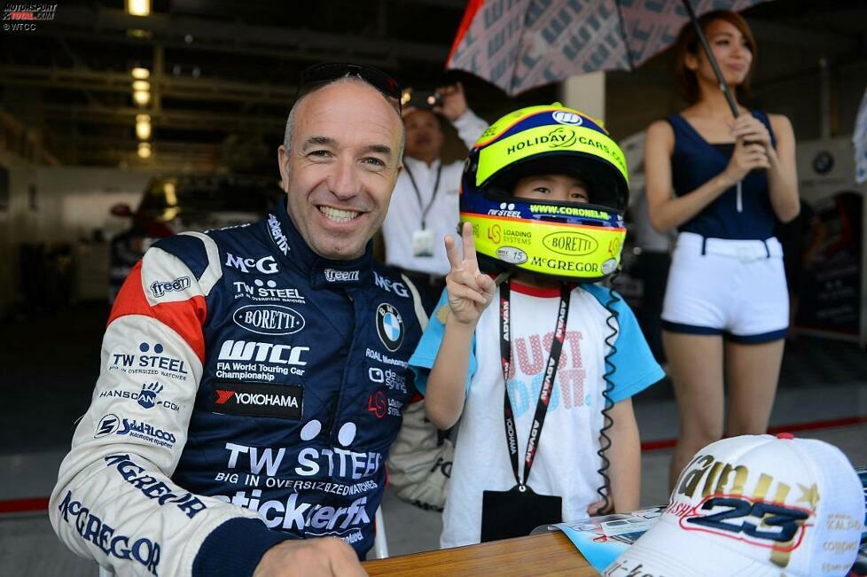 Tom Coronel (ROAL-BMW) mit einem jungen japanischen Fan in Suzuka: 