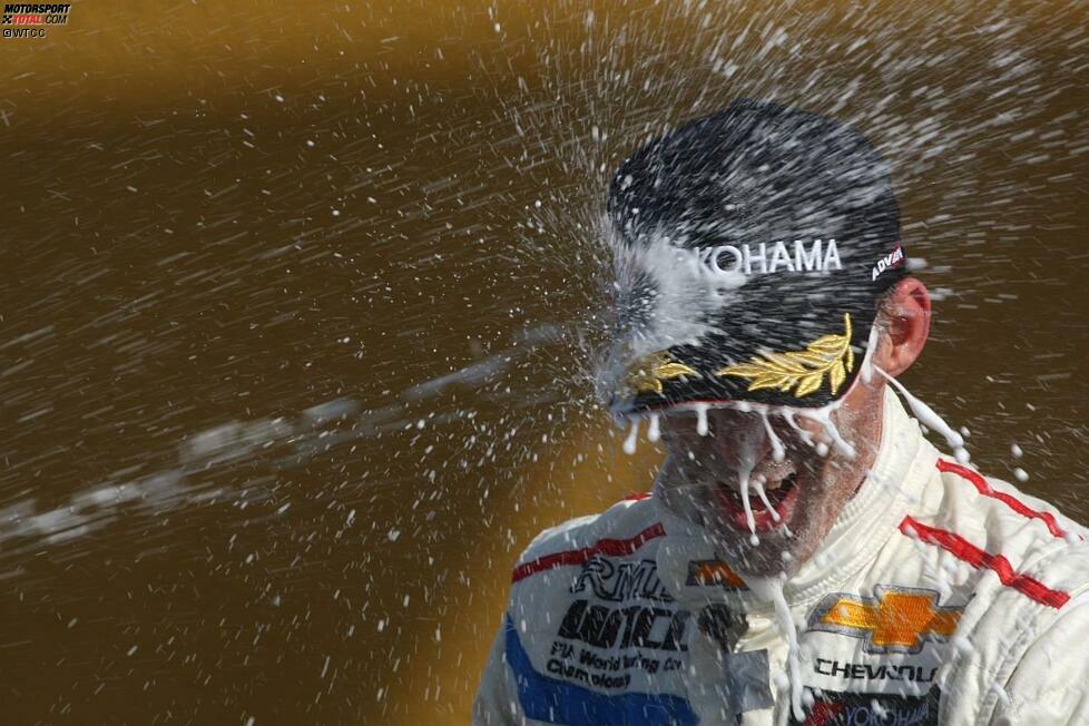 Als Sieger genießt Alain Menu (Chevrolet) die Champagner-Dusche in vollen Zügen. Festgehalten von der Kamera für die Ewigkeit.