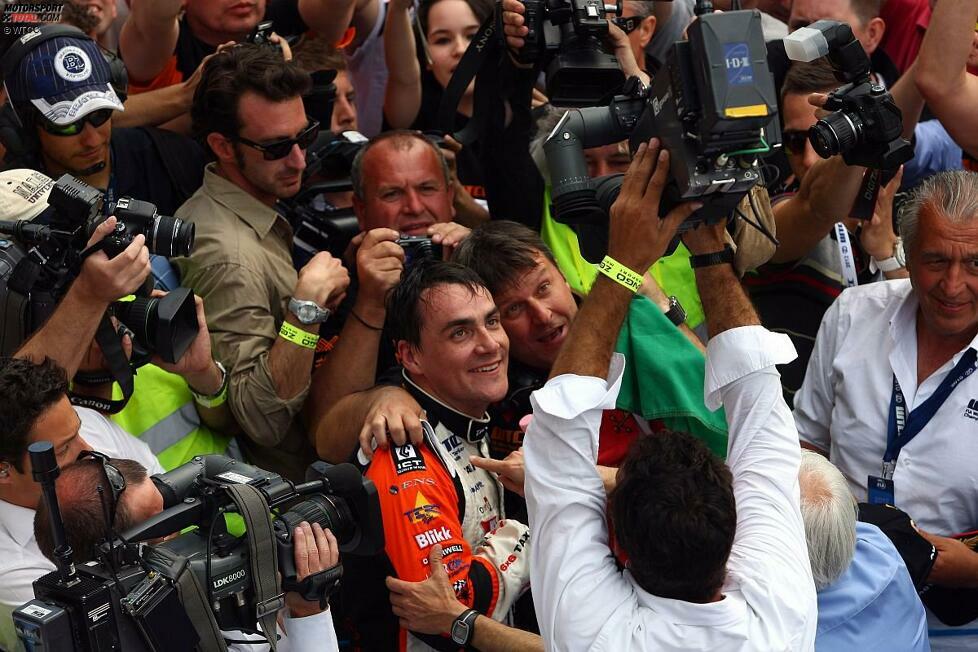 Norbert Michelisz (Zengö-BMW) und sein Teamchef Zoltan Zengö werden nach dem sensationellen Heimsieg von Michelisz in Budapest von Fans und Medien umlagert.