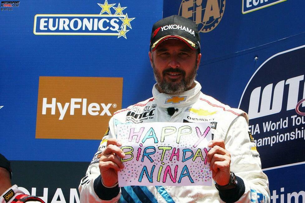 Yvan Muller (Chevrolet) grüßt vom Podest: Geburtstags-Glückwünsche gehen an seine Tochter Nina, die in Portimao nicht an der Strecke ist.