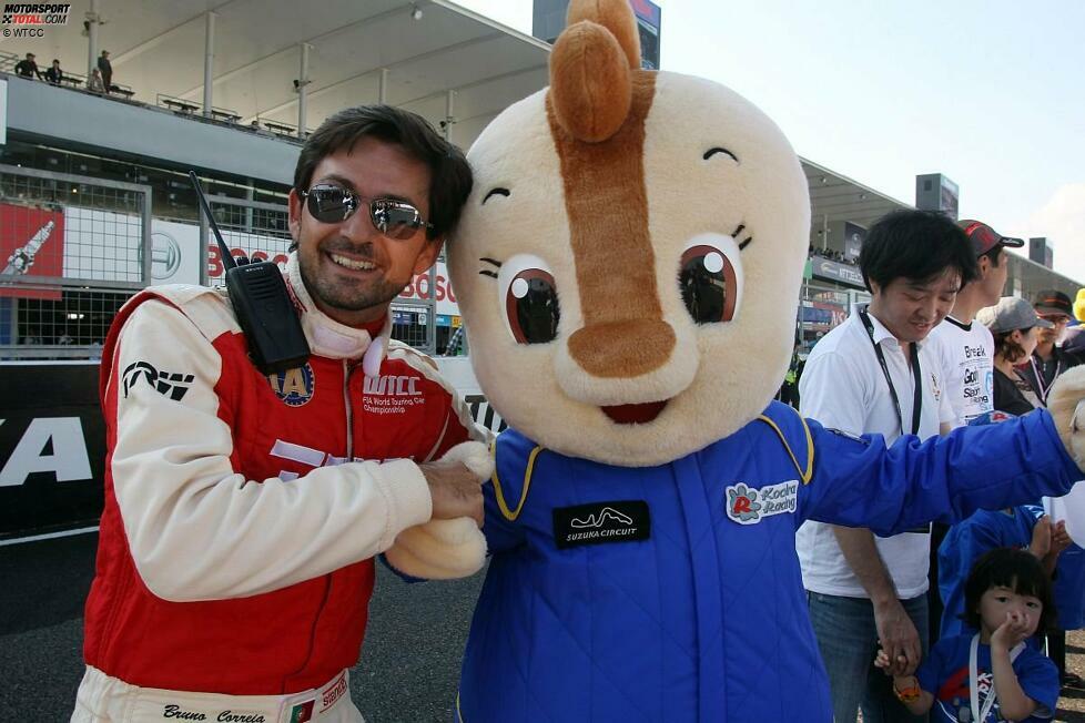 Safety-Car-Fahrer Bruno Correia macht auf der Startaufstellung von Suzuka die Bekanntschaft eines der vielen Maskottchen der altehrwürdigen japanischen Rennstrecke.