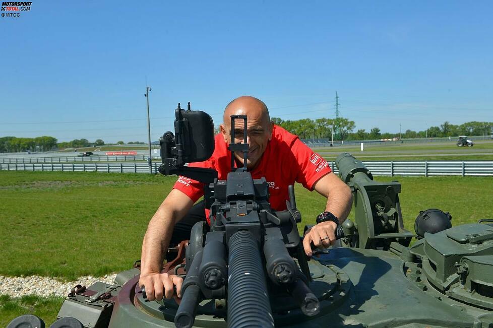 Am Slovakiaring fährt Gabriele Tarquini (Lukoil-SEAT) ganz andere Geschütze auf. An der Strecke steht ein alter Panzer, den Tarquini gleich mal genau erkundet. Ob er damit auch einen seiner Konkurrenten aufs Korn genommen hat?