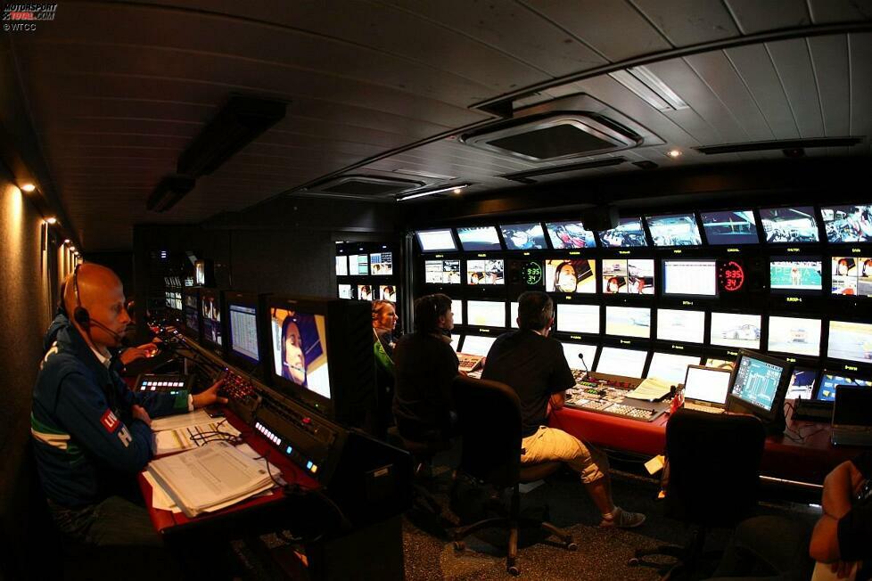 Koordiniert werden die TV-Bilder der WTCC übrigens von Eurosport. Ein Blick hinter die Kulissen verrät: So einfach ist es nicht, bei all diesen Bildschirmen den Überblick über das Geschehen zu wahren ...
