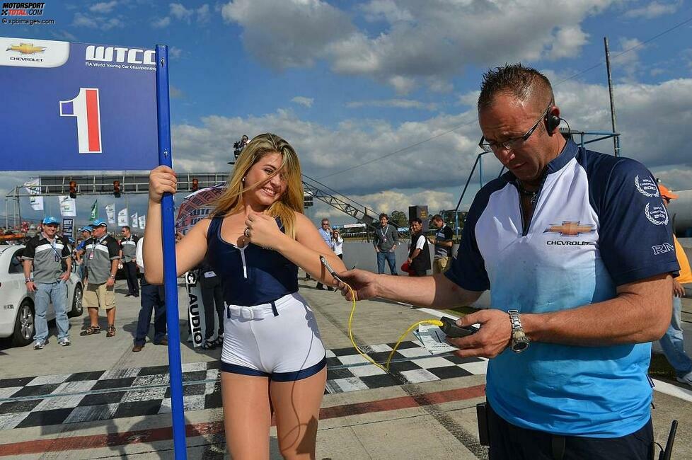 Hohe Temperaturen sind in Brasilien keine Seltenheit. Hier misst ein Chevrolet-Mechaniker, wie heiß das Gridgirl ist. Was mag sein Messgerät wohl angezeigt haben?