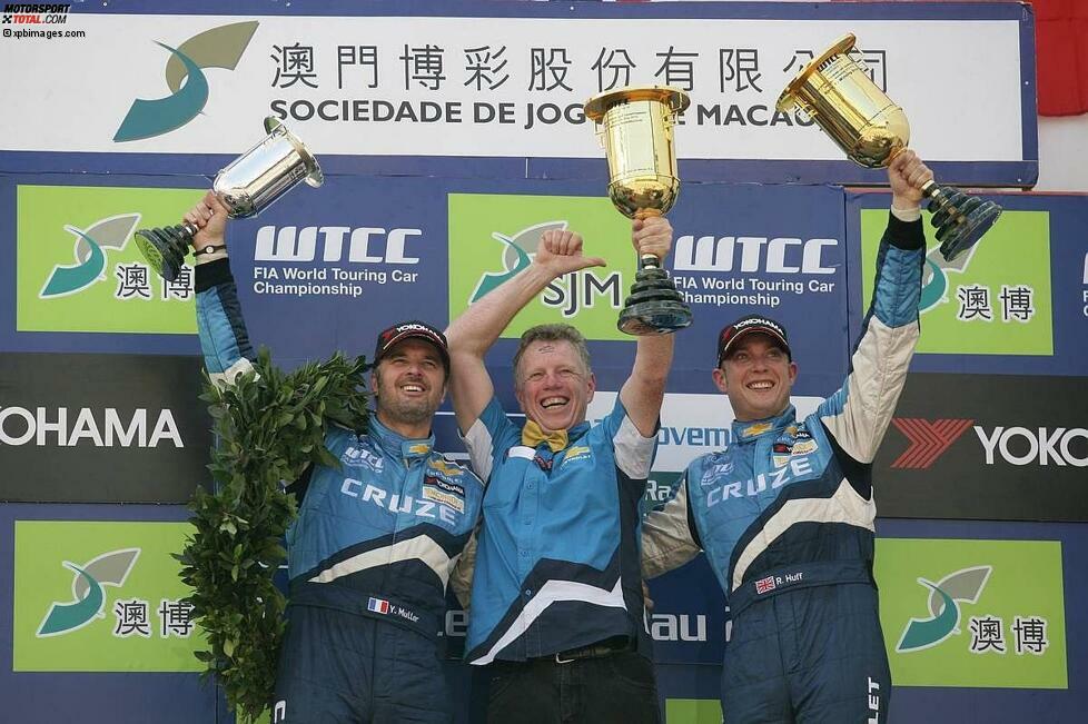 2010: Weiß hat schon, Gelb ebenfalls. Nun schlägt die Stunde von Blau: Chevrolet krönt die bis dato erfolgreichste Saison in der WTCC mit dem zweifachen Titelgewinn. Der von SEAT gewechselte Yvan Muller fährt mit Chevrolet auf Anhieb zum WM-Sieg und Sportchef Eric Neve darf den Hersteller-Pokal stemmen. Im ersten Jahr der neuen Punkteregeln triumphiert Chevrolet mit 715 Punkten vor SEAT (641) und BMW (580).