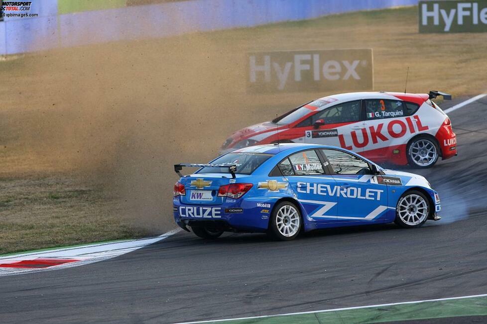 Auch in den Rennen geht es beim Saisonauftakt munter zur Sache. Spektakulärer Höhepunkt ist ein Crash zwischen Gabriele Tarquini (Lukoil-SEAT) und Yvan Muller (Chevrolet), in den auch Rob Huff (Chevrolet) verwickelt ist. Kurios: Muller fliegt am Ende der Zielgeraden ab, kreiselt einmal durch die Wiese bei der ersten Schikane, kehrt zurück auf die Strecke - und gewinnt!