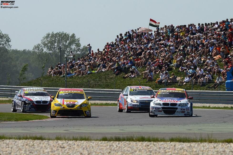 Der Slovakiaring bei Pressburg ist am vierten Rennwochenende des Jahres die erste neue Strecke im Kalender der WTCC. Der Kurs weiß aber auf Anhieb zu begeistern: Viele schnelle Passagen, einige Kuppen und harte Bremszonen stellen die Piloten vor eine schwierige Aufgabe. Die Rennen selbst - vor gut gefüllten Tribünen - bieten reichlich Spannung und auch ein paar Überraschungen. So sichert sich Norbert Michelisz (Zengö-BMW) im Qualifying seine erste Pole-Position in der WTCC.