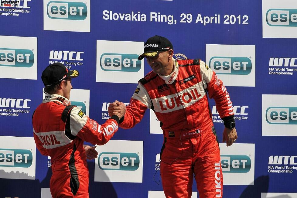 In den Rennen dominieren wieder einmal die gewohnten Farben: Das Chevrolet-Blau erstrahlt auf dem Slovakiaring aber nicht so sehr wie im bisherigen Saisonverlauf. Gabriele Tarquini (Lukoil-SEAT) und Aleksei Dudukalo (Lukoil-SEAT) machen den Favoriten nämlich einen Strich durch die Rechnung. Tarquini avanciert damit einmal mehr zum ersten Chevrolet-Besieger einer Saison, Dudukalo fährt erstmals in seiner WTCC-Karriere auf das Treppchen.