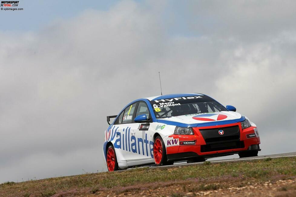 Beim Abschluss der Europa-Saison, die 2012 bereits im Juni endete, erhält das Starterfeld der WTCC einen besonderen Zuwachs. Alain Menu (Chevrolet) verkörpert den Comic-Helden Michel Vaillant und tritt daher auch in einem zur Vaillante umlackierten Chevrolet Cruze 1,6T an. Chevrolet scheut keine Mühen, die Zeichentrick-Figur möglichst detailgetreu in die Realität umzusetzen. Menu färbt sich sogar die Haare und trägt einen speziellen Rennanzug. Und im zweiten Rennen macht er Michel Vaillant auch noch zu einem WTCC-Rennsieger.