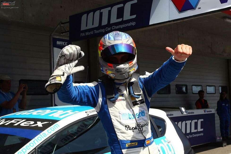 Ebenfalls für Schlagzeilen sorgt in Portimao der erst 17-jährige Pepe Oriola (Tuenti-SEAT). Er fährt nach einem beherzten Rennen als Zweiter ins Ziel und sichert sich damit seine erste Teilnahme an einer WTCC-Siegerehrung. Für den jungen Spanier ist der zweite Platz eine wichtige Bestätigung, denn 2012 präsentiert sich Oriola in sehr guter Form. Und man bedenke: Es ist erst seine zweite Saison ...