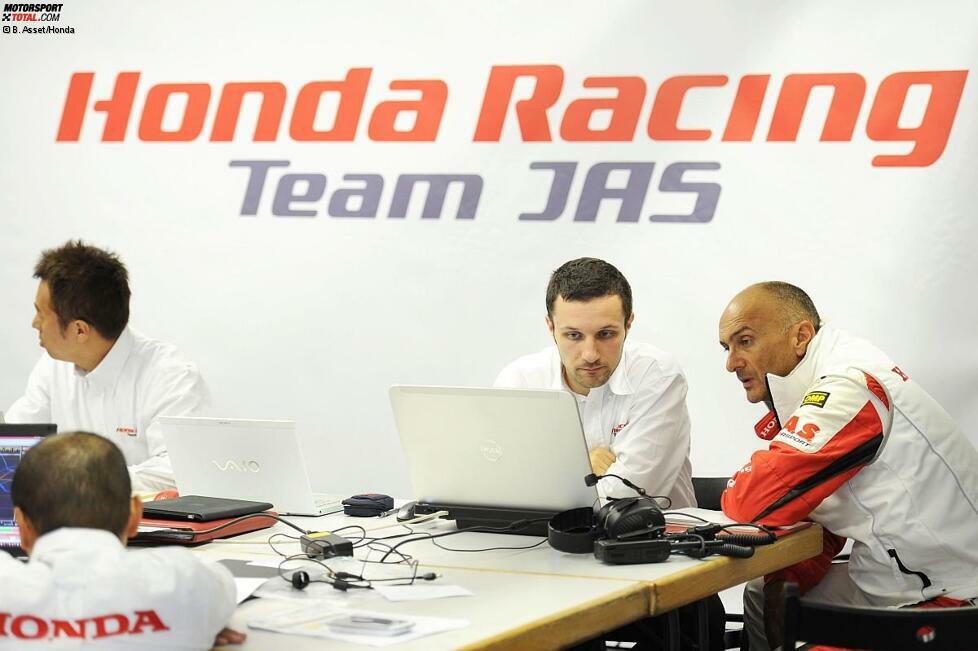 14:30 Uhr. Gabriele Tarquini verschwindet wieder in der Box und bespricht mit den Ingenieuren, wie es weitergeht. Natürlich mit weiteren Proberunden auf dem Slovakiaring. Es ist der zweite große Test für den Honda Civic nach dem Shakedown in Vairano und dem Debüttest in Vallelunga.