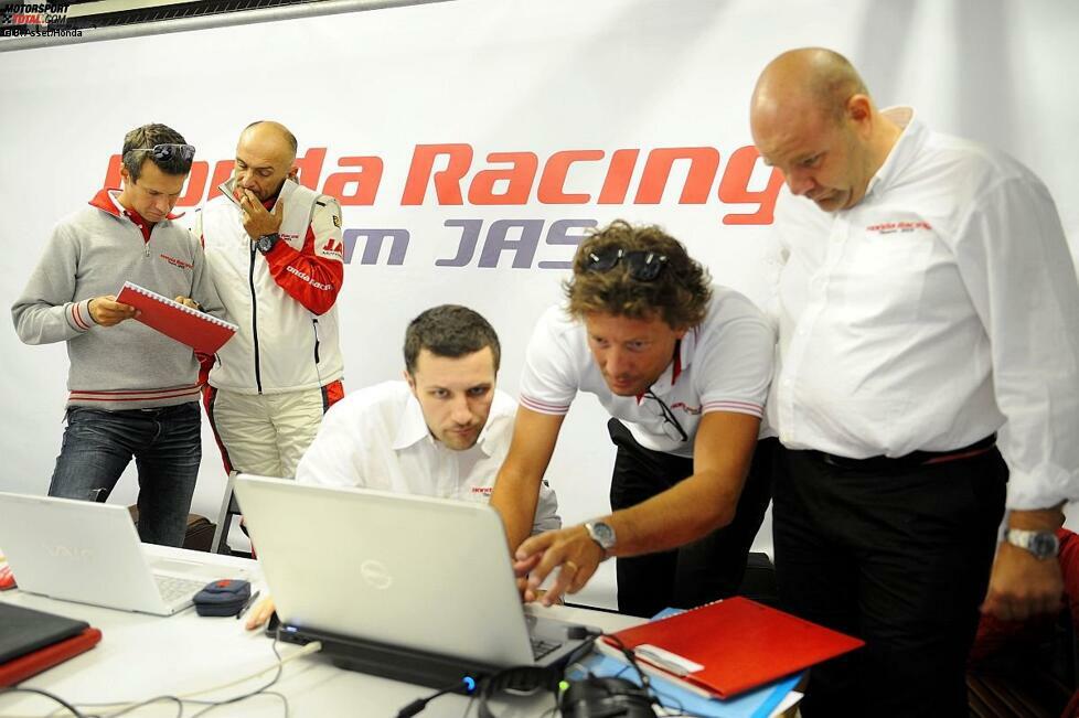 Inzwischen herrscht auch an der Rennstrecke schon reges Treiben. In der Honda-Box bereiten sich Tiago Monteiro und Gabriele Tarquini (links) auf ihren Testtag vor. Stefano Fini, der Technische Direktor von Honda-JAS (2. von rechts) bespricht mit den Ingenieuren, was zu tun ist.