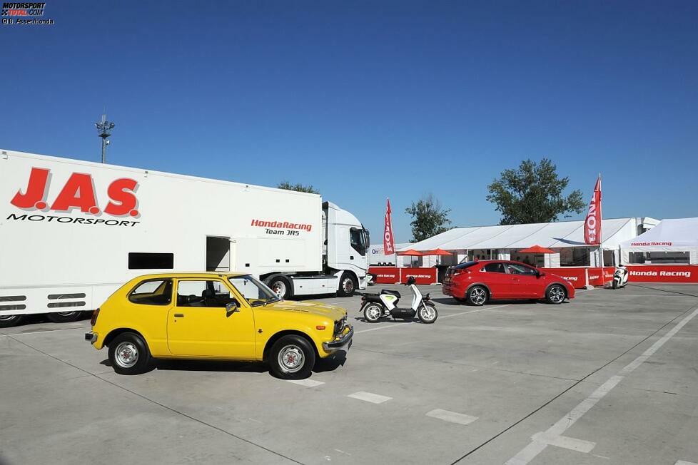 Im bis auf den Honda-JAS-Truck und die Hospitality fast leeren Fahrerlager des Slovakiarings hat Honda für ein bisschen Atmosphäre gesorgt. Im Vordergrund zu sehen ist die erste Generation des Honda Civics, im Hintergrund steht die jüngste Version - die mittlerweile neunte Auflage des Fahrzeugs.