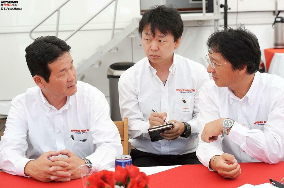 12 Uhr. Die Interview-Runden beginnen. Honda-Europa-PR-Chef Shigeki Endo (mitte) übersetzt ins Englische, was die beiden Motorenspezialisten Masahiro Matsumoto (links) und Kazuo Sakurahara (rechts) auf Japanisch erklären. Die Journalisten werden ihre Fragen zur Technik des Honda-Civic-Motor los und erfahren einige Details zur geplanten Entwicklung.