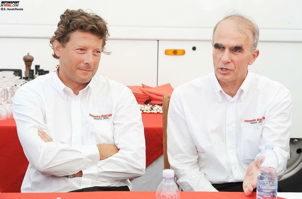 12:20 Uhr. Stefano Fini, der Technische Direktor von Honda-JAS (links), und William de Braekeleer, Honda-PR-Chef (rechts), sprechen über die Pläne von Honda und JAS und wie sie diese in die Tat umzusetzen gedenken. Fini gibt darüber hinaus Einblicke in die technische Entwicklung des Honda Civics und wie sich die Arbeit in WTCC und IRC unterscheidet.