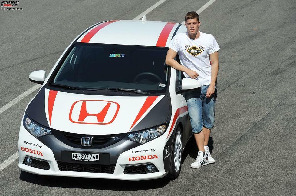 Nach seinen schnellen Runden auf der 5,9 Kilometer langen Strecke posiert Olympia-Sieger Daniel Gyurta noch mit der Straßenversion des neuen WTCC-Autos für ein kleines Erinnerungsfoto.