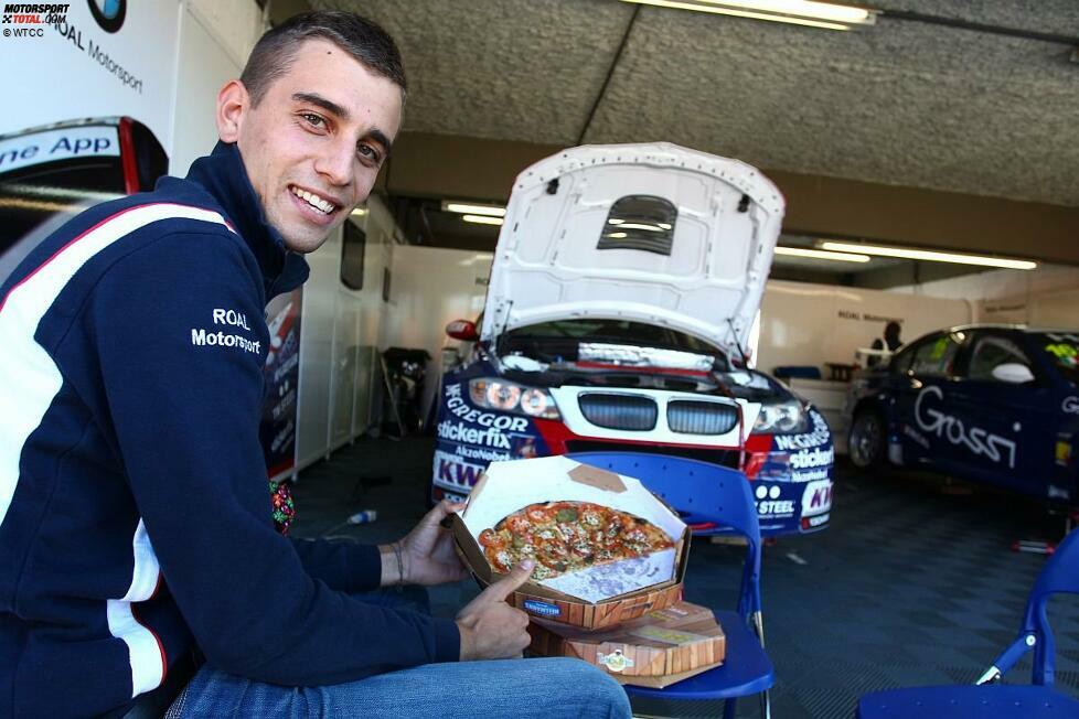 Wenn der kleine Hunger kommt (1): Alberto Cerqui (ROAL-BMW) hat sich eine Pizza in die Boxengasse bestellt.