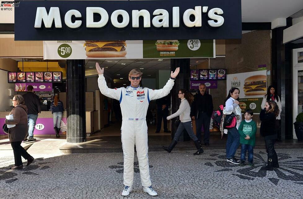 Wenn der kleine Hunger kommt (2): Tom Chilton (Aon-Ford) zieht es offenbar eher in einen bekannten Fast-Food-Laden.