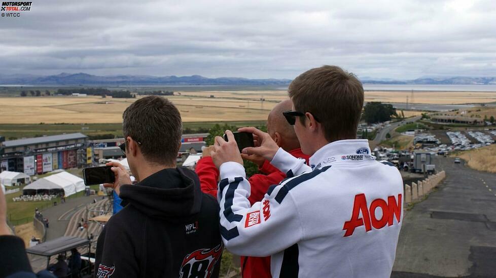 Rennfahrer als Fans: Tiago Monteiro (Tuenti-SEAT), Gabriele Tarquini (Lukoil-SEAT) und James Nash (Aon-Ford) auf Promotion-Tour in den USA. Hier beim NASCAR-Rennen in Sonoma, wo im Herbst auch die WTCC gastiert.