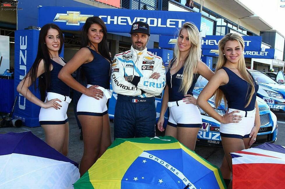 Auch das gehört zum Leben eines Rennfahrers. Warum Yvan Muller (Chevrolet) die Augen leicht verdreht, wissen wir aber nicht. Es gibt doch sicher Schlimmeres, als sich mit den brasilianischen Gridgirls fotografieren zu lassen, oder nicht?
