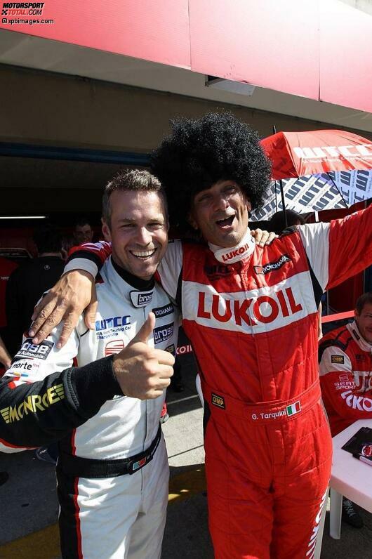 Neues Team, neuer Look? Die beiden künftigen Honda-Piloten Tiago Monteiro (links) und Gabriele Tarquini (rechts) haben im Fahrerlager sichtlich ihren Spaß. Und Monteiro scheint die Frisur von Tarquini durchaus zu gefallen ...