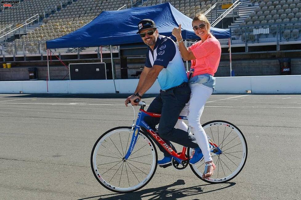 Yvan Muller (Chevrolet) zeigte seiner Freundin Justine die Strecke in Sonoma. Seinen Rennwagen durfte er dazu nicht verwenden, wohl aber den Drahtesel. Und aus einem Sitzplatz machten der Franzose und seine Lebensgefährtin kurzerhand zwei.