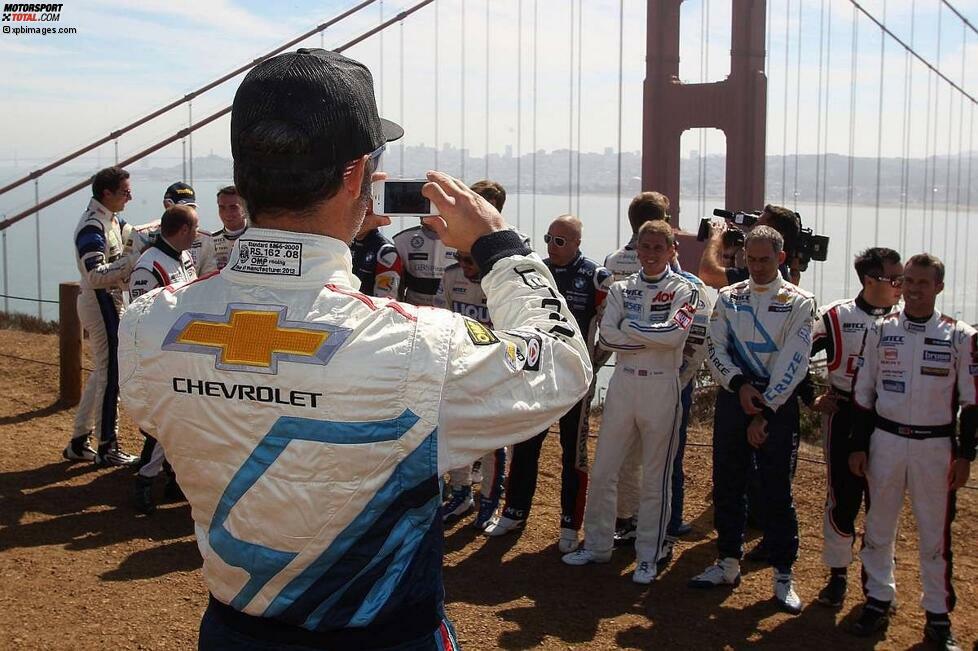 Ein weltmeisterliches Foto vor einer beeindruckenden Kulisse: Die WTCC-Piloten um Yvan Muller (Chevrolet) versammelten sich vor dem USA-Debüt der Meisterschaft an der Golden-Gate-Bridge von San Francisco zum Gruppenbild.