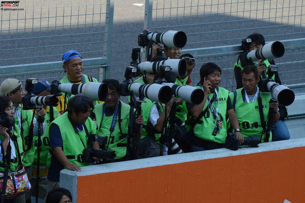 Wie die Fans, so die Fotografen: Das Medieninteresse ist groß, als die WTCC zum zweiten Mal in Suzuka vorfährt. Traditionell sind auch wieder einige japanische Gastpiloten am Start, was das Publikum zusätzlich erfreuen soll. Die offizielle WTCC-Webseite gibt es seit Kurzem ebenfalls auf Japanisch. Wahrscheinlich auch, weil Honda bald werksseitig mitmischt.