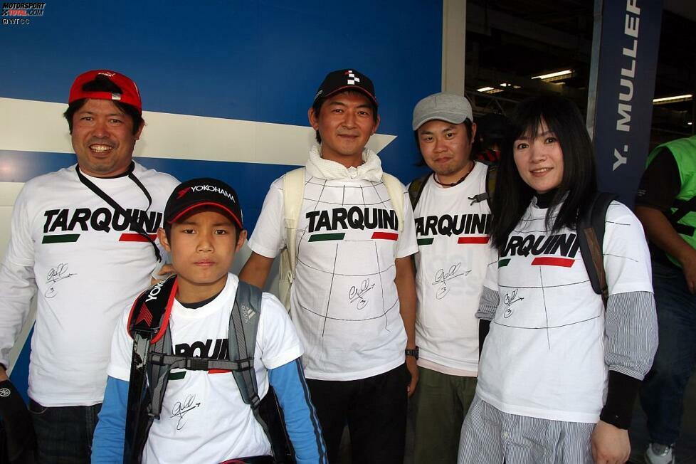 Der künftige Honda-Fahrer Gabriele Tarquini hat aber schon jetzt viele Anhänger in Japan. Und wie es sich für japanische Fans gehört, hat sich diese Gruppe - getreu dem Helmdesign des Ex-Champions - entsprechend in Schale geworfen. Als Dritter fährt Tarquini im zweiten Rennen schließlich auch auf das Treppchen.