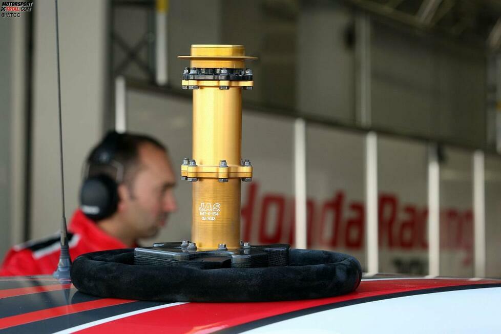 Moderne Kunst, Teil 1: Honda überrascht beim ersten WTCC-Einsatz nicht nur mit einem recht flotten Honda Civic und den ersten WM-Punkten, sondern auch mit diesem Foto. Es handelt sich um das Lenkrad des neuen WTCC-Fahrzeugs, das hier auf dem Autodach abgelegt wurde.