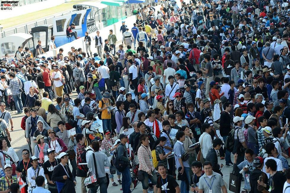 Motorsport zählt in Japan zu den beliebtesten Sportarten überhaupt. Und die japanischen Fans gelten als ungeheuer interessiert und leidenschaftlich. Dies zeigt sich in Suzuka auch beim Pitwalk: Die Boxengasse der WTCC ist voller denn je, als die Fans zur Autogrammstunde strömen ...