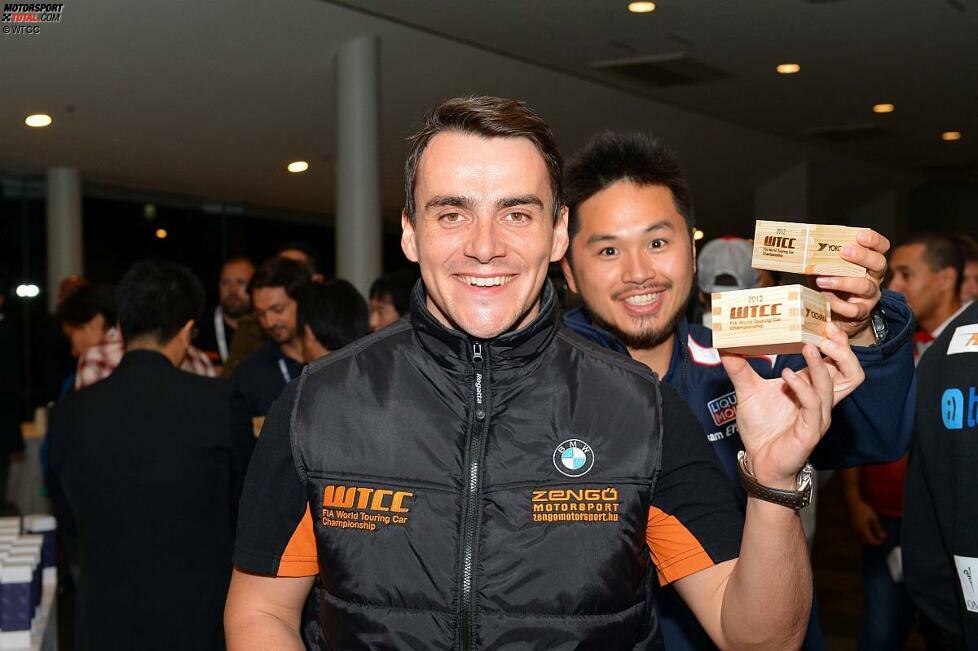 Hier wird es schon deutlicher: Yokohama lädt zum Sake-Empfang und die WTCC-Piloten - wie hier Norbert Michelisz und Charles Ng - genehmigen sich nach Dienstschluss auf der Rennstrecke ein Schlückchen in Ehren.