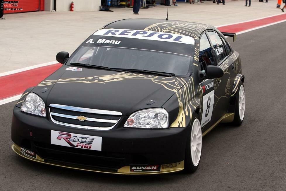 Imola 2008: Chevrolet-Fahrer Alain Menu rückt in ungewohnten Farben aus. Das goldene Pferd auf schwarzem Untergrund ist das siegreiche Design eines europaweit ausgeschriebenen Wettbewerbs für Studenten und junge Grafiker. Chevrolet setzt den Entwurf auf dem Fahrzeug von Menu gekonnt in Szene.