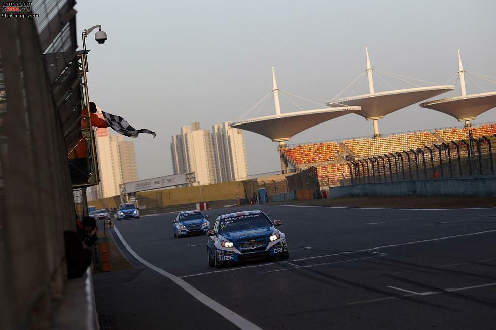 Auf dem imposanten Shanghai International Circuit fiel am 4. November 2012 eine Vorentscheidung in der Fahrer-WM. Die 5,4 Kilometer lange Strecke blieb aber auch aufgrund der vielen engen Duelle, die sie ermöglichte, in Erinnerung. Und natürlich aufgrund ihrer schieren Größe.